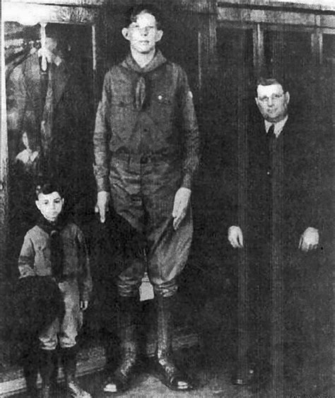 Photos Of The Worlds Tallest Man Ever Robert Wadlow 52 Off