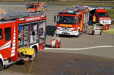 Haupt Bung Der Feuerwehren Br Hl Und Ketsch Gro E Lagerhalle Steht In