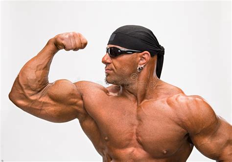 Le Bodybuilder Masculin Montre Son Double Biceps Avant Photo éditorial