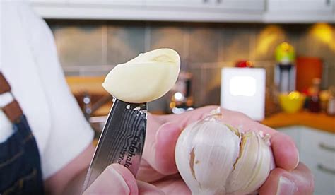 Effortless Garlic Peeling: The Ultimate Cleaning Hack - Hunter Games Magazine