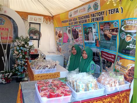 SMKN 1 Jeunieb Pamerkan Produk TeFa Pada Even Aceh UMKM Expo II 2023 Di