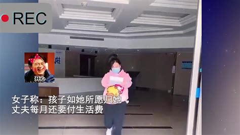 女子办完离婚手续恢复单身，手舞足蹈兴奋不已，闺蜜一句话引争议