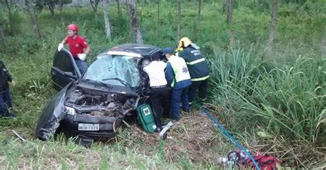 G Carro Cai Em Ribanceira Na Br E Motorista Fica Preso S