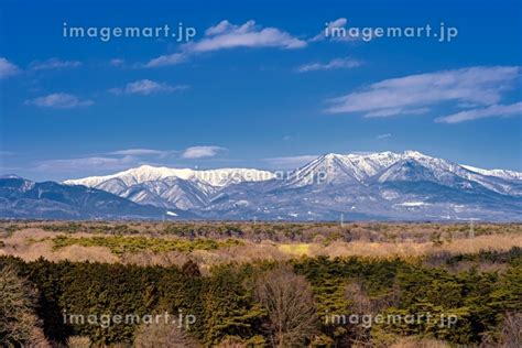 栃木県・那須塩原市 冬の那須野が原公園展望台から眺める那須連山と三倉山の風景の写真素材 [178680571] イメージマート