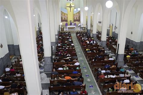 Cat Licos Lotam Catedral Nossa Senhora Da Piedade Na Missa Da Quarta