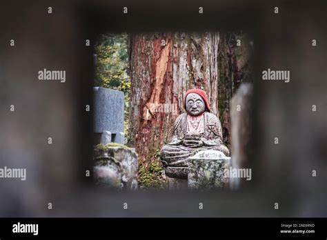 Antiguas L Pidas Con Estatuas De Jizo En Cementerio Okunoin Koyasan