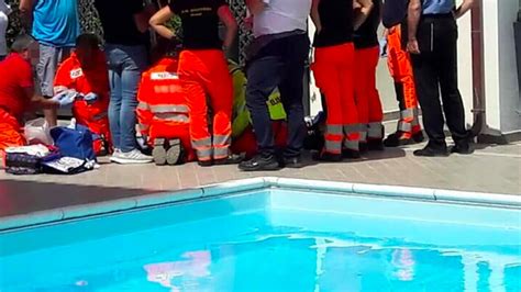 Bimbo Di 4 Anni Rischia Di Annegare In Piscina Infermiera Lo Salva Col