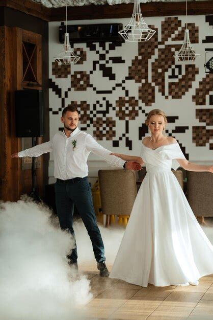 El Primer Baile De Los Novios Dentro De Un Restaurante Foto Premium