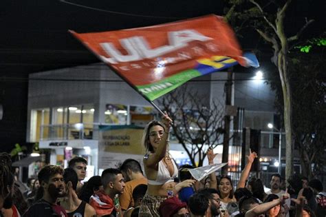 Fotos Eleitores Comemoram Vitória De Lula E Casagrande Na Rua Da Lama