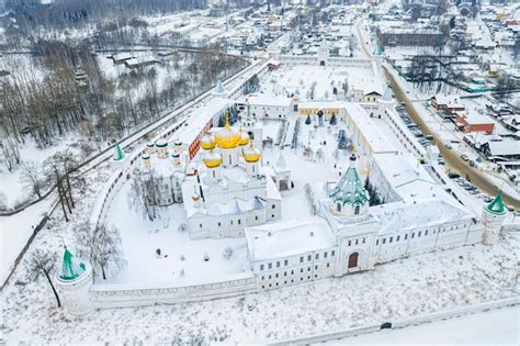 Vista aérea drone del monasterio ortodoxo de la santísima trinidad