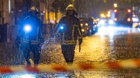 Überflutete Straßen und Gewitter Unwetter sorgt für unruhige Nacht