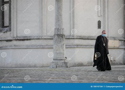 Un Sacerdote Cristiano Ortodosso Con Una Maschera Chirurgica Dovuta