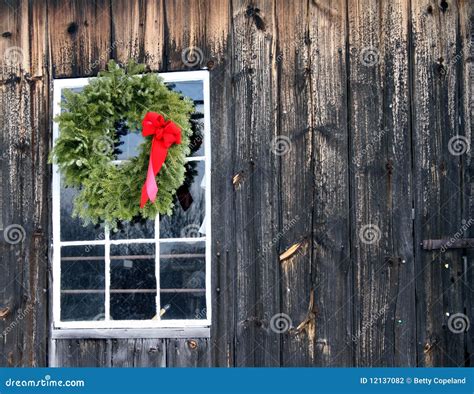 Guirnalda De La Navidad Con El Arqueamiento Rojo En Granero Foto De