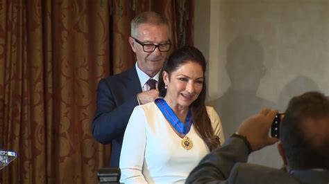 Gloria Estefan Recibe La Medalla De Oro De Las Bellas Artes V Deo