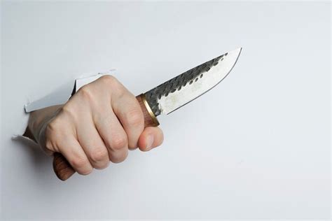 Mano Femenina Sosteniendo Un Cuchillo Sobre Fondo Blanco Foto Premium