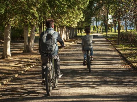 Los Chicos Van En Bicicleta En El Parque De OtoÃ±o Foto De Archivo