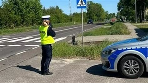 Policjanci zatrzymali kierowcę Opla za prędkość Sprawił im nie lada