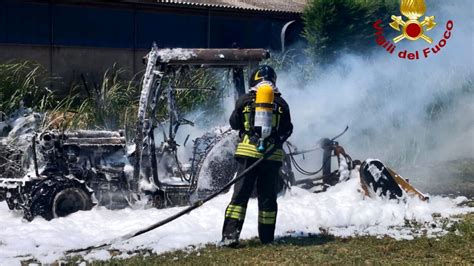 Baone Prende Fuoco Trattore Completamente Distrutto In Pochi Minuti