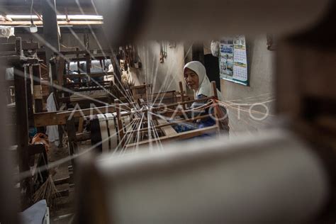 Produksi Tenun Serat Alam ANTARA Foto