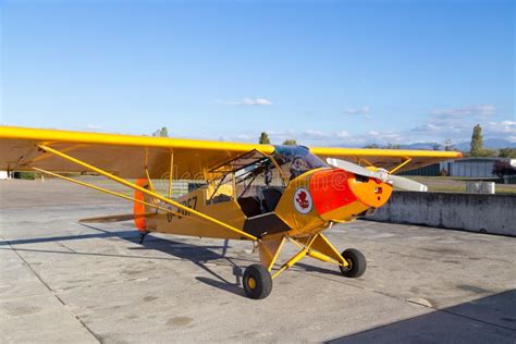 Het Gele Vliegtuig Van Piper Cub Op Airshow Redactionele Stock Foto