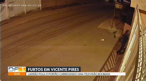 Vídeo Moradores de uma rua em Vicente Pires sofrem constantes