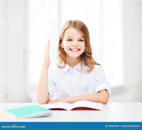 Menina Do Estudante Que Estuda Na Escola Imagem De Stock Imagem De