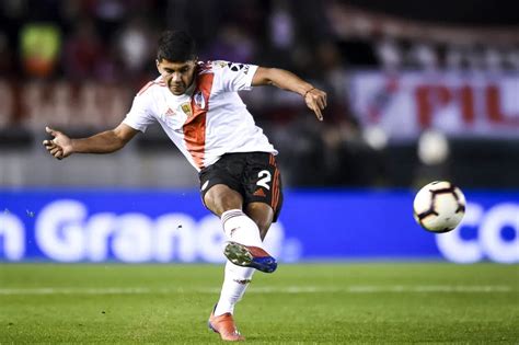 Vasco negocia a contratação do zagueiro Robert Rojas do River Plate