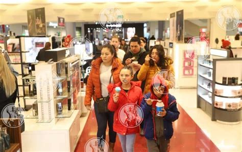 Abarrotan centros comerciales por compras navideñas