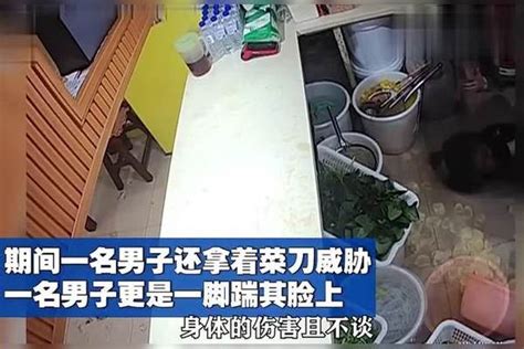 26岁女子深夜遇见三男一女，被揪着头发按在地上拳脚相加头发女子