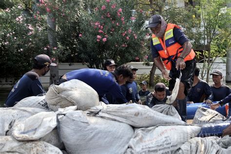 Tanggul Jebol Perumahan Pantai Mutiara Pluit Terendam Banjir Foto