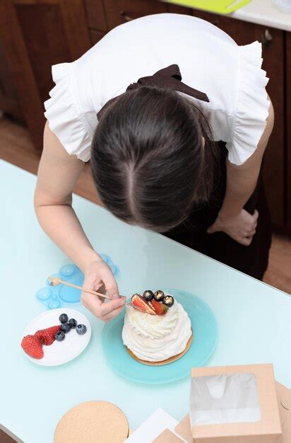 Mujer Pastelera En Casa Haciendo Los Toques Finales Para El Pastel De