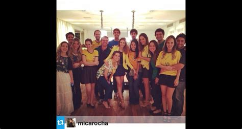 Foto Kaká e Carol Celico posam ao lado de amigos durante o jogo do