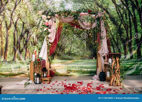 Arco Da Cerim Nia De Casamento Altar Decorado As Flores No Gramado