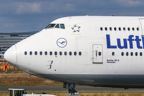 Verdi Streik an deutschen Flughäfen Lufthansa streicht alle Flüge ab