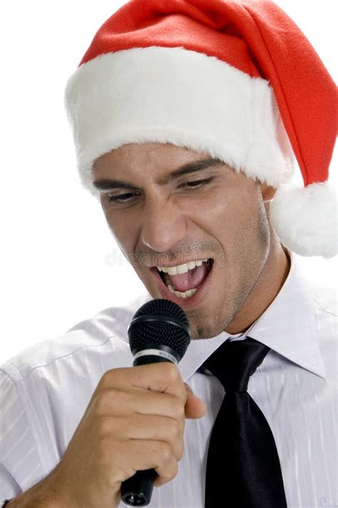 Hombre Joven Que Canta En El Micr Fono Con El Sombrero De Santa Imagen