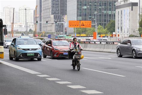 40万宗违规背后：安全意识不强、非机动车道被挤占｜电动车乱象调查腾讯新闻