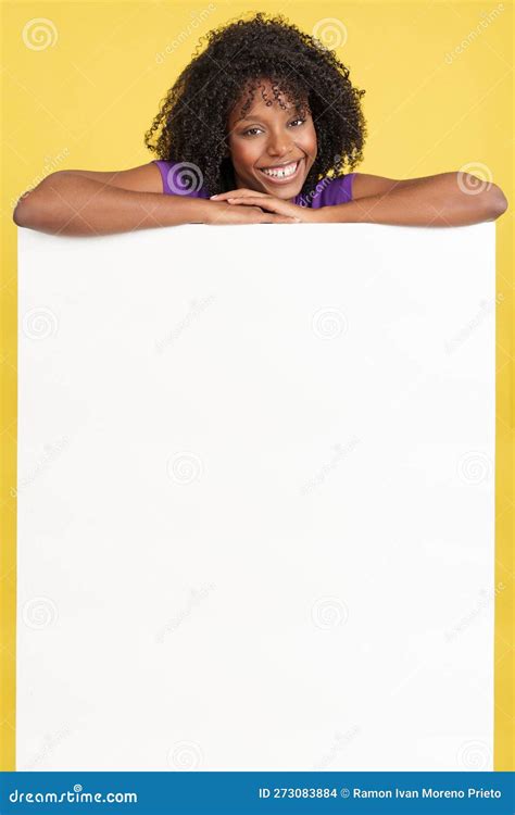 Mujer Feliz Con El Pelo Afro Encima De Un Panel En Blanco Foto De