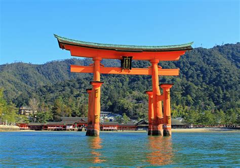 【世界遺産】厳島神社を参拝！日本三景・宮島を自由に散策♪日本三名園・岡山後楽園で紅葉散歩！2つの特別名勝と紅葉のコラボレーションをお楽しみ♪