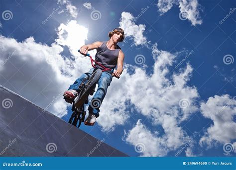 Praticando Para Os Jogos X Foto De Um Adolescente Cavalgando Uma Bmx