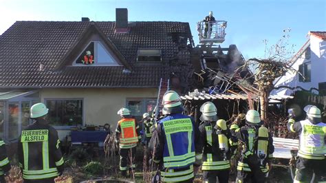 NonstopNews Lagerstädte für Brennholz gerät in Brand Flammen