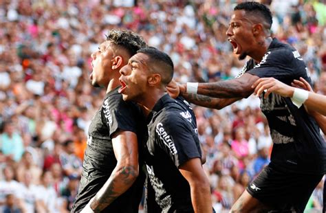 Botafogo vence Fluminense e amplia vantagem na liderança do Brasileiro