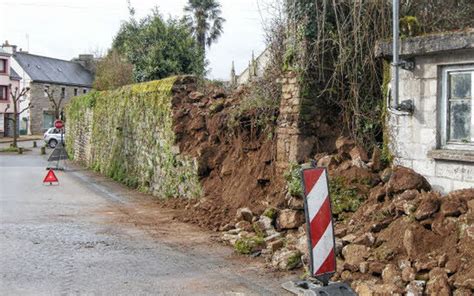 Un véhicule défonce le mur du presbytère Le Télégramme