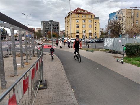 Rowerzy Ci Pojad Now Tras Przy Przej Ciu Podziemnym Na Pl Jana