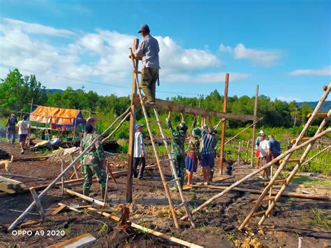 Gotong Royong Pembuatan Rumah Anggota Satgas Yonif 144 JY Bersama Warga