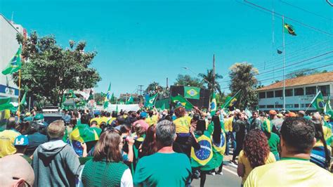 Bolsonaristas pedem por intervenção federal em frente ao Exército em