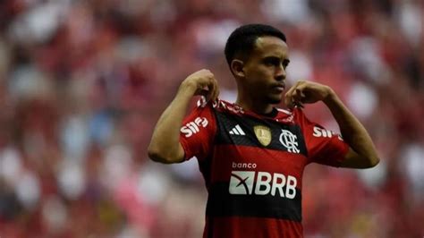 Jogador Do Flamengo Assaltado Ap S Jogo Mas Recupera Objetos