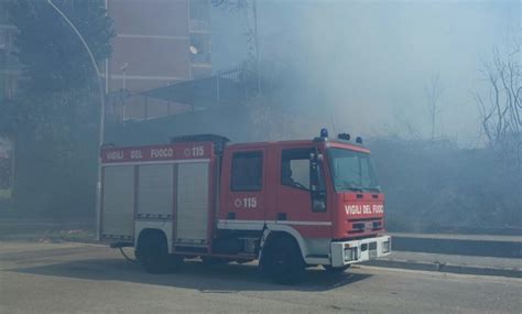 Caserta Incendio Di Sterpaglie Alle Spalle Delle Case Popolari