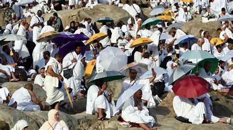 Religion Les P Lerins Musulmans Sur Le Mont Arafat Tape Phare Du Hajj