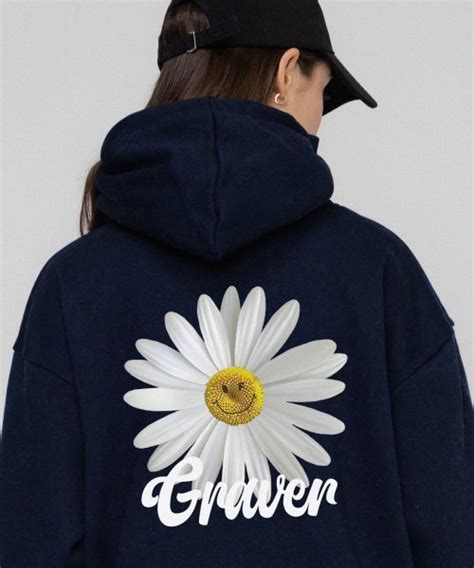 MUSINSA公式 GRAVER UNISEX Back Daisy Flower Smile Hoodie Navy