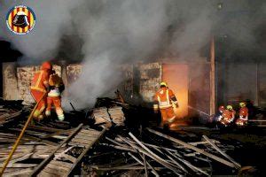 INCENDI BENIFAIÓ Un ferit en l incendi d una nau industrial de Benifaió